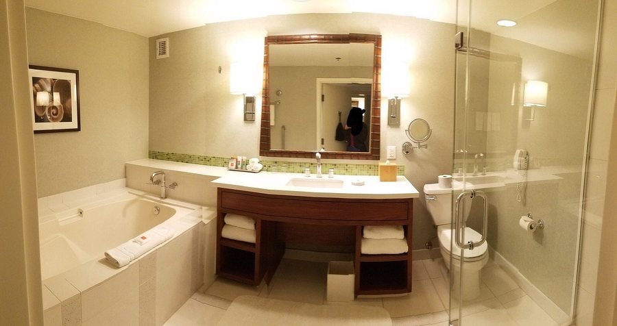 Cherokee Lodge — Bathroom
