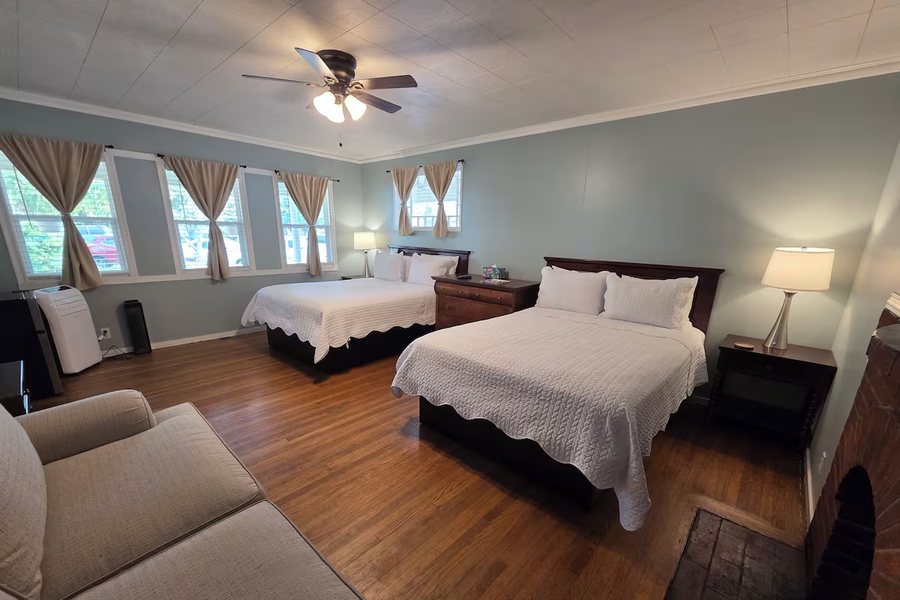 Cherokee Lodge — Guest room