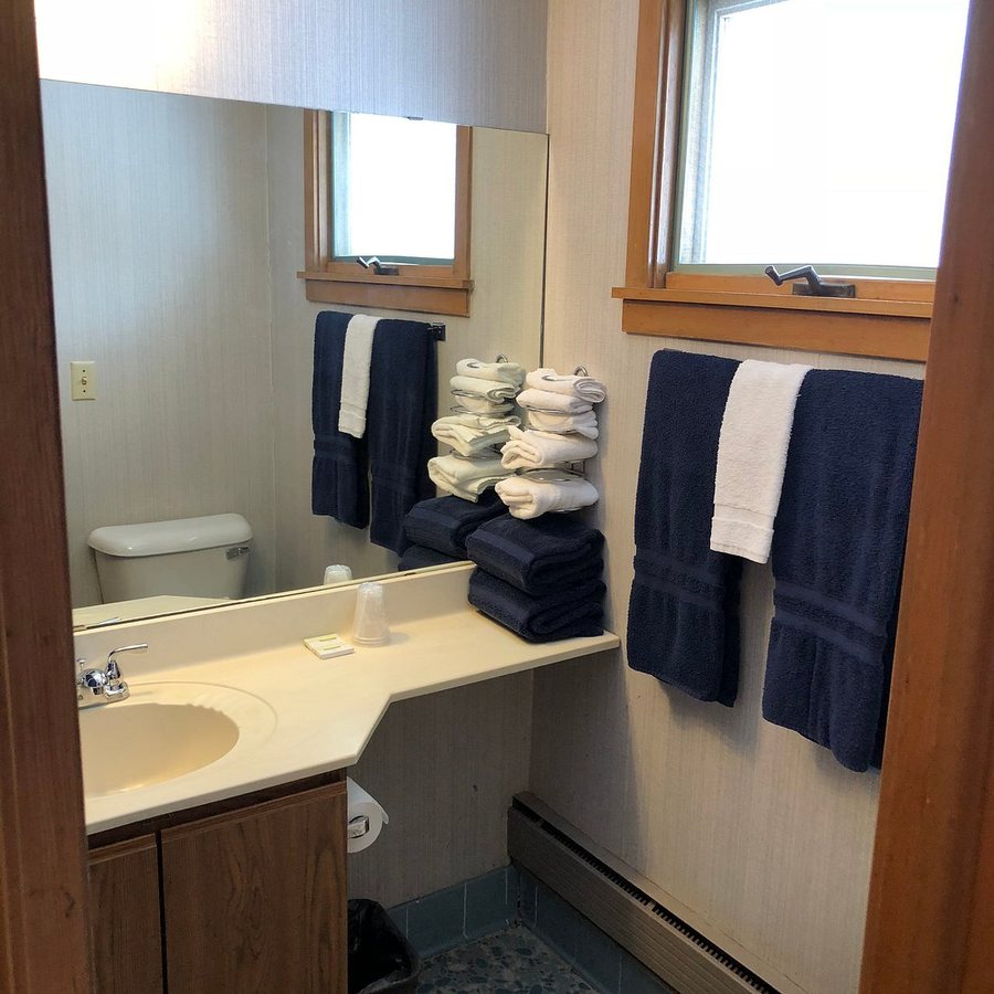 Cherry Hills Golf Lodge — Bathroom