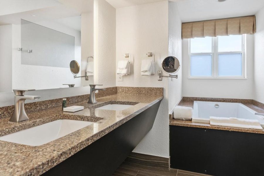 Cherry Tree Inn Suites — Bathroom