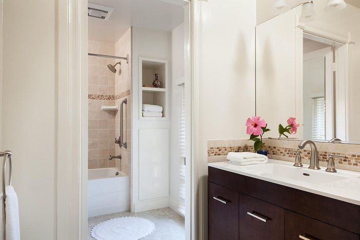 Cheshire Cat Inn — Bathroom