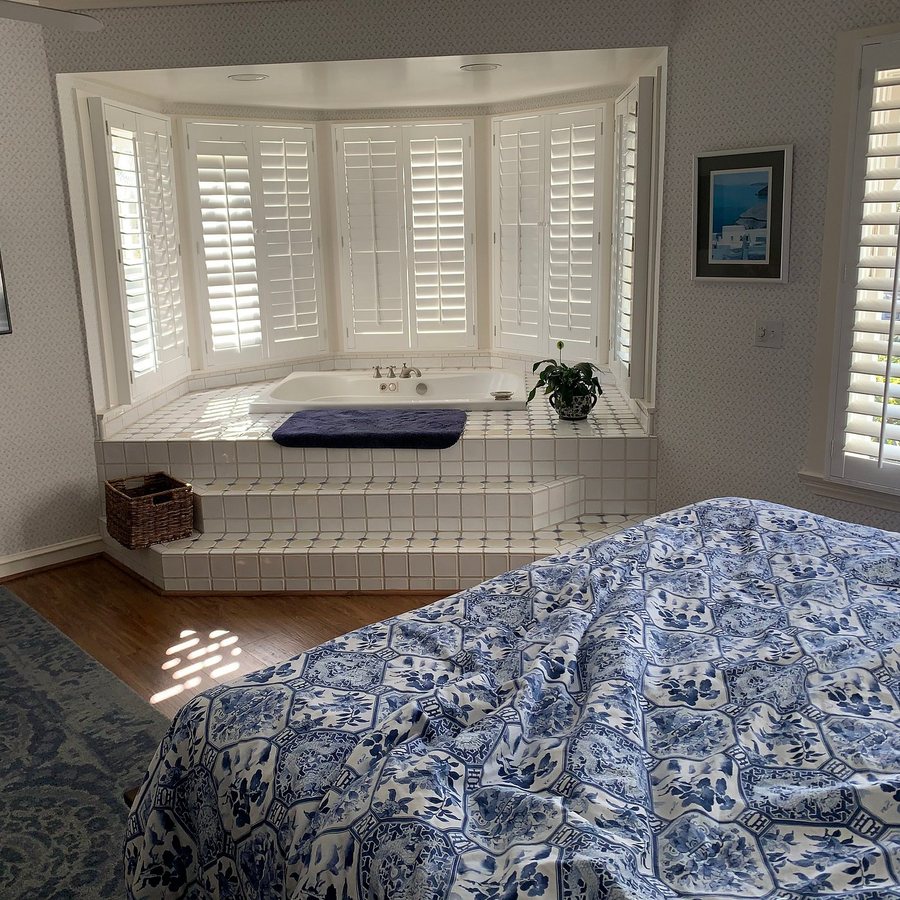 Cheshire Cat Inn — Guest room