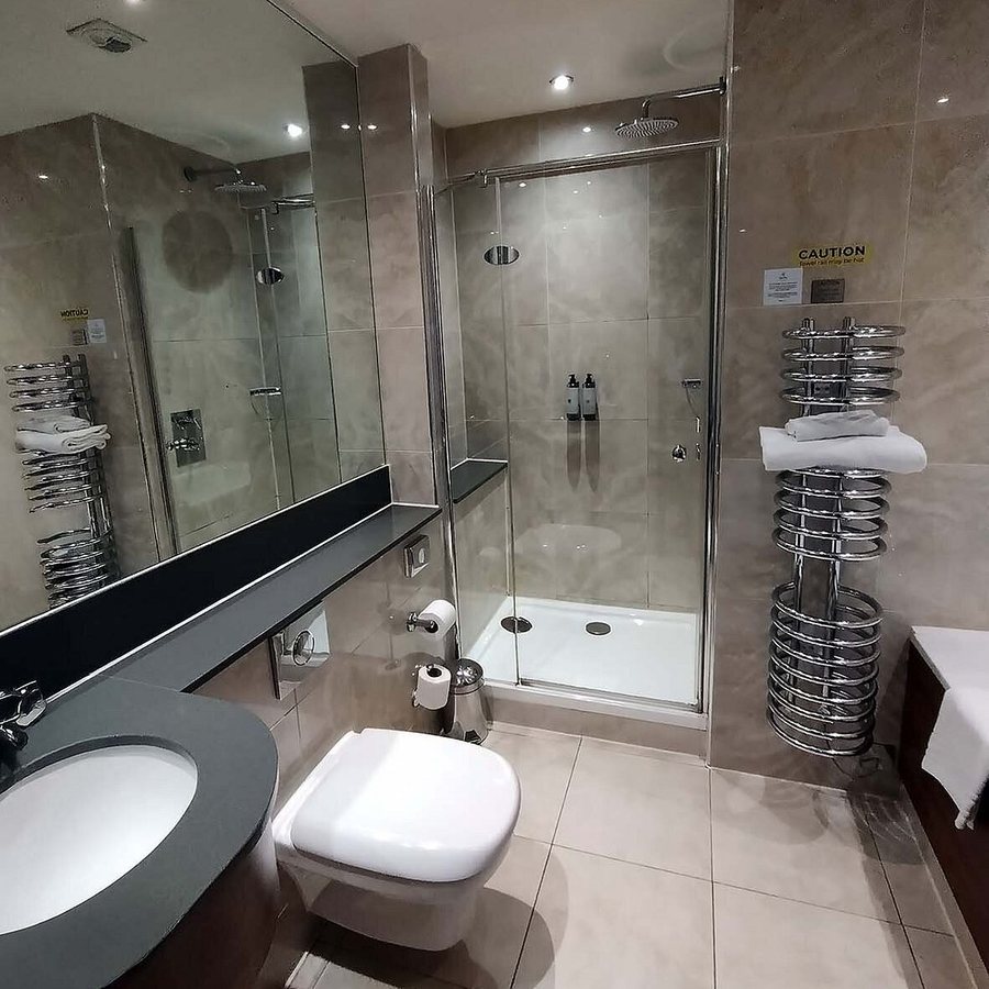 Chester Hotel — Bathroom