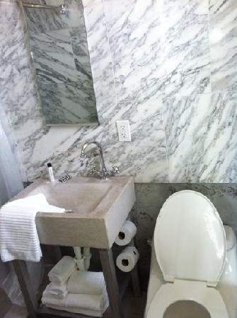 Chesterfield Hotel Suites Miami Beach Florida — Bathroom