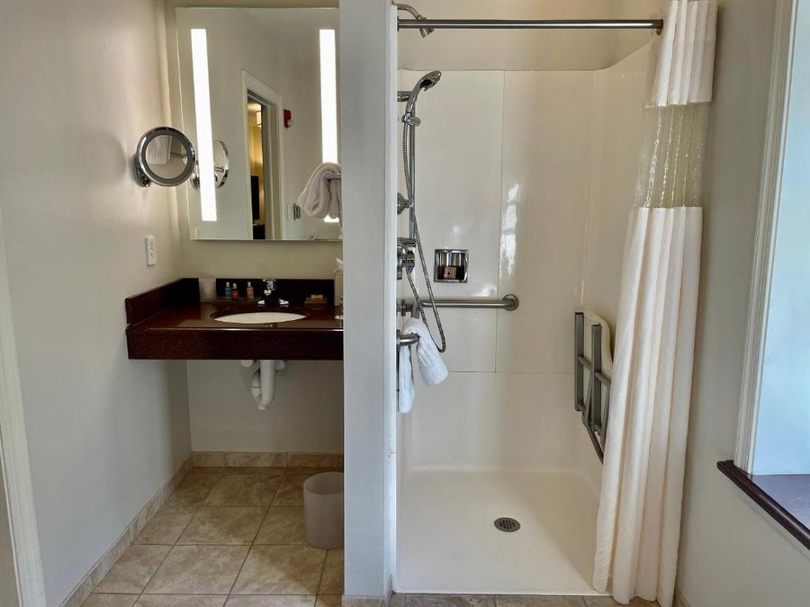 Chestnut Hill Hotel — Bathroom