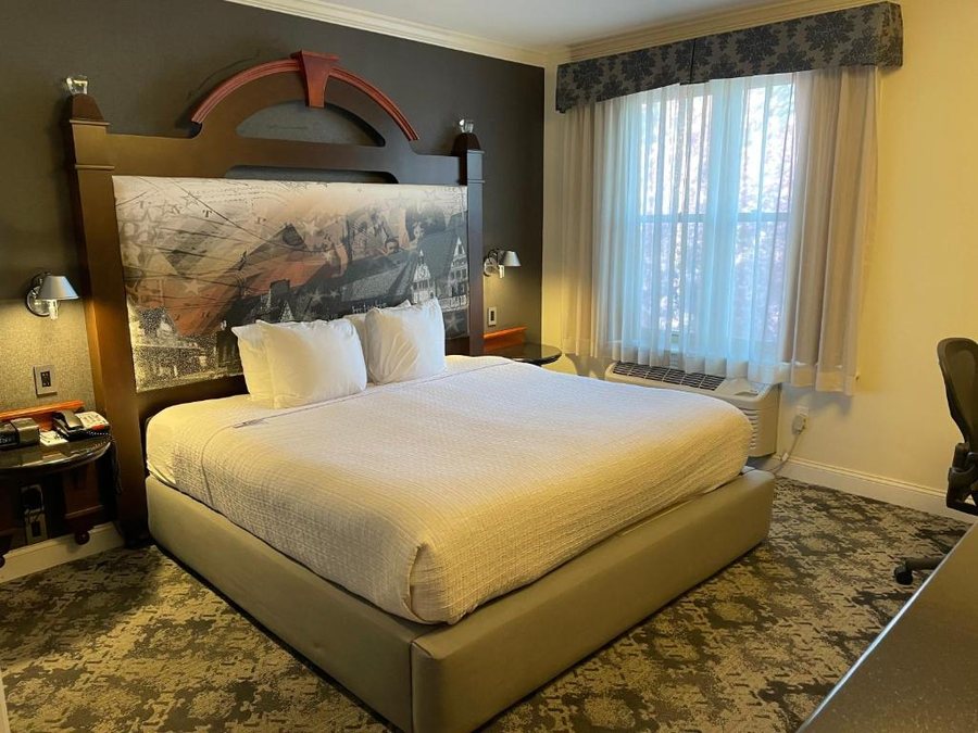 Chestnut Hill Hotel — Guest room