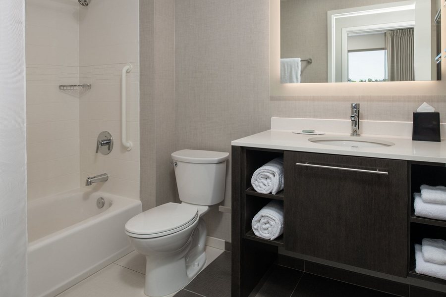Chestnut Tree Inn Portland Mall 205 — Bathroom