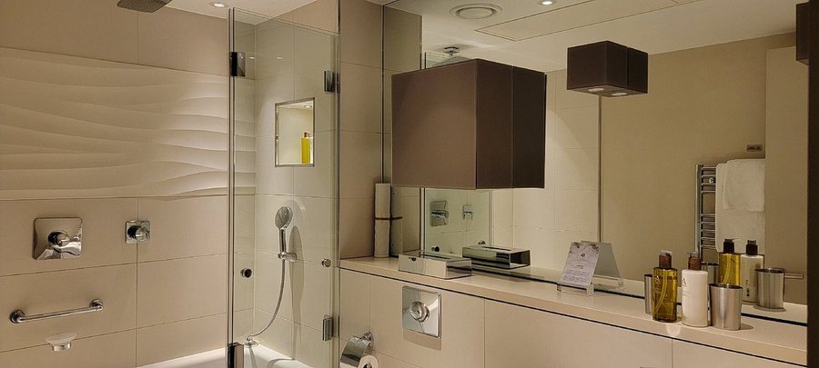 Cheval Three Quays — Bathroom