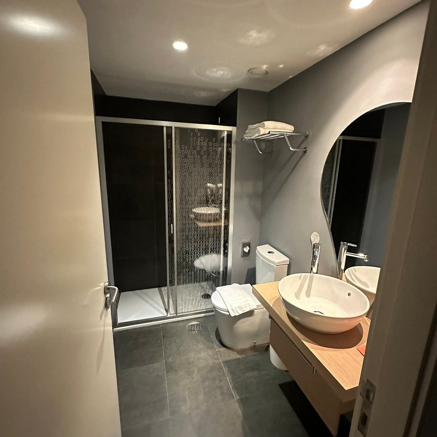 Chiado Mercy Best — Bathroom