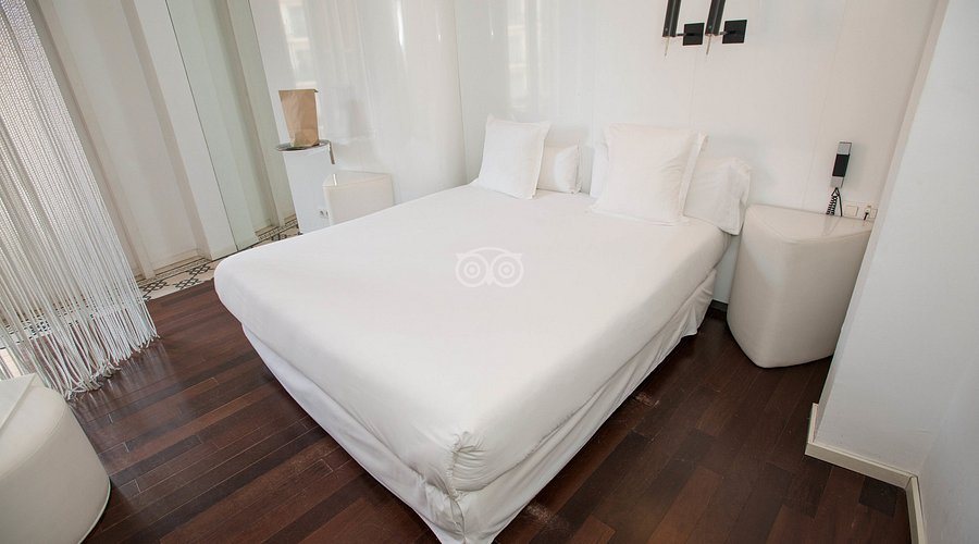 Chic basic Born Boutique Hotel Barcelona Catalonia — Guest room