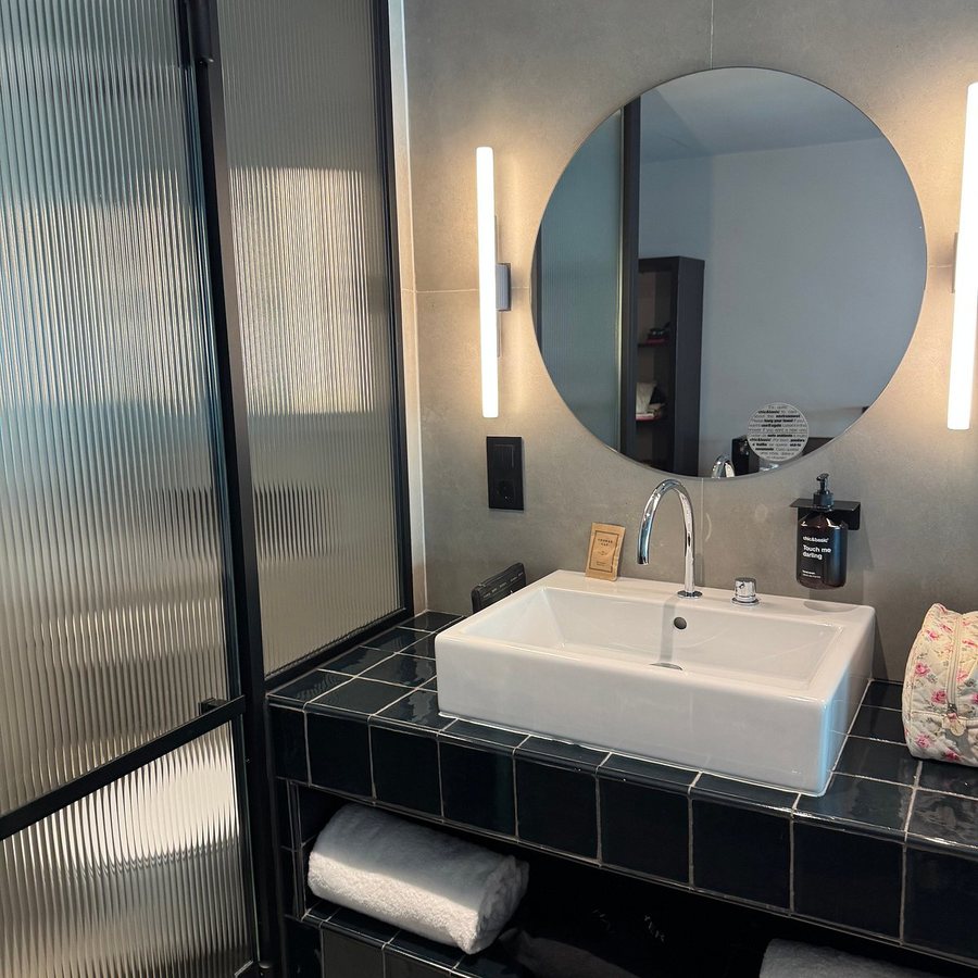 Chic Basic Gravity Hotel — Bathroom