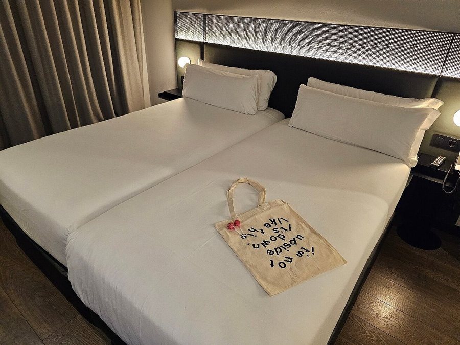 Chic Basic Gravity Hotel — Guest room