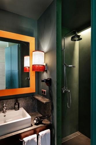 Chic basic Habana Hoose Barcelona Catalonia — Bathroom