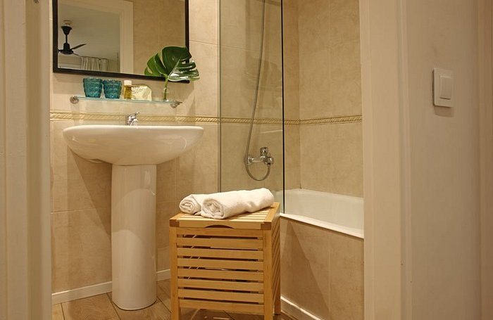 Chic basic Lemon Boutique Hotel Barcelona Catalonia — Bathroom