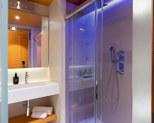 Chic basic Reding Barcelona Catalonia — Bathroom