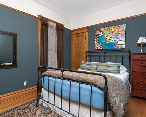 Chicago Guest House Chicago Illinois — Guest room