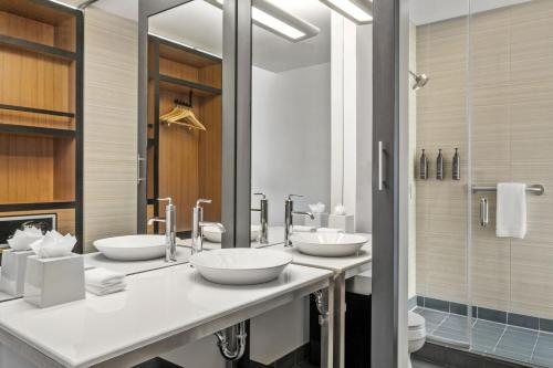 Chicago Marriott Suites O Hare — Bathroom