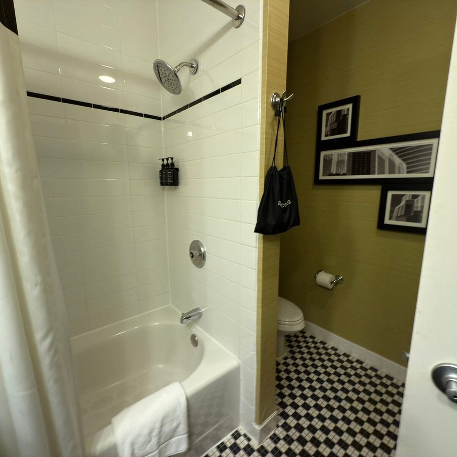Chicago Old Colony Chicago Illinois — Bathroom