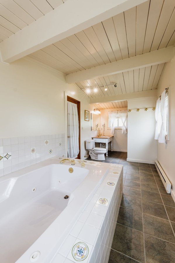 Chico Hot Springs Resort Day Spa — Bathroom