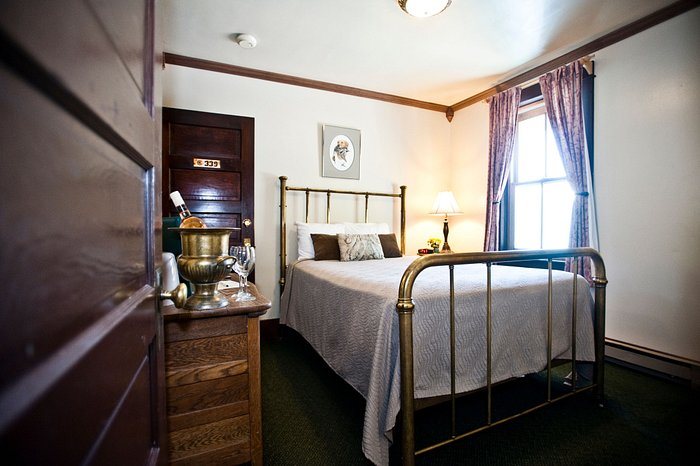 Chico Hot Springs Resort Day Spa — Guest room