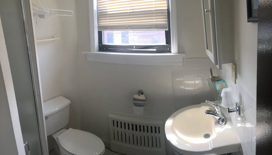 China Doll Country Chicago Illinois — Bathroom