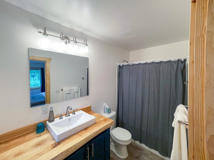 Chinook Wind Cabins — Bathroom