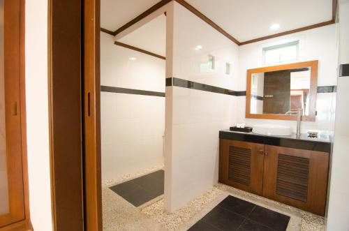 Chivatara Resort Bangtao Beach Phuket — Bathroom
