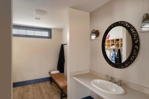 Christmas Farm Inn Spa — Bathroom