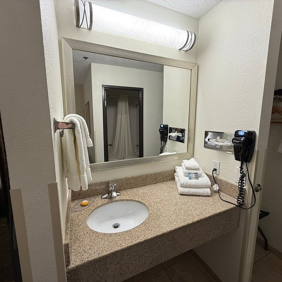 Christopher Inn Suites — Bathroom