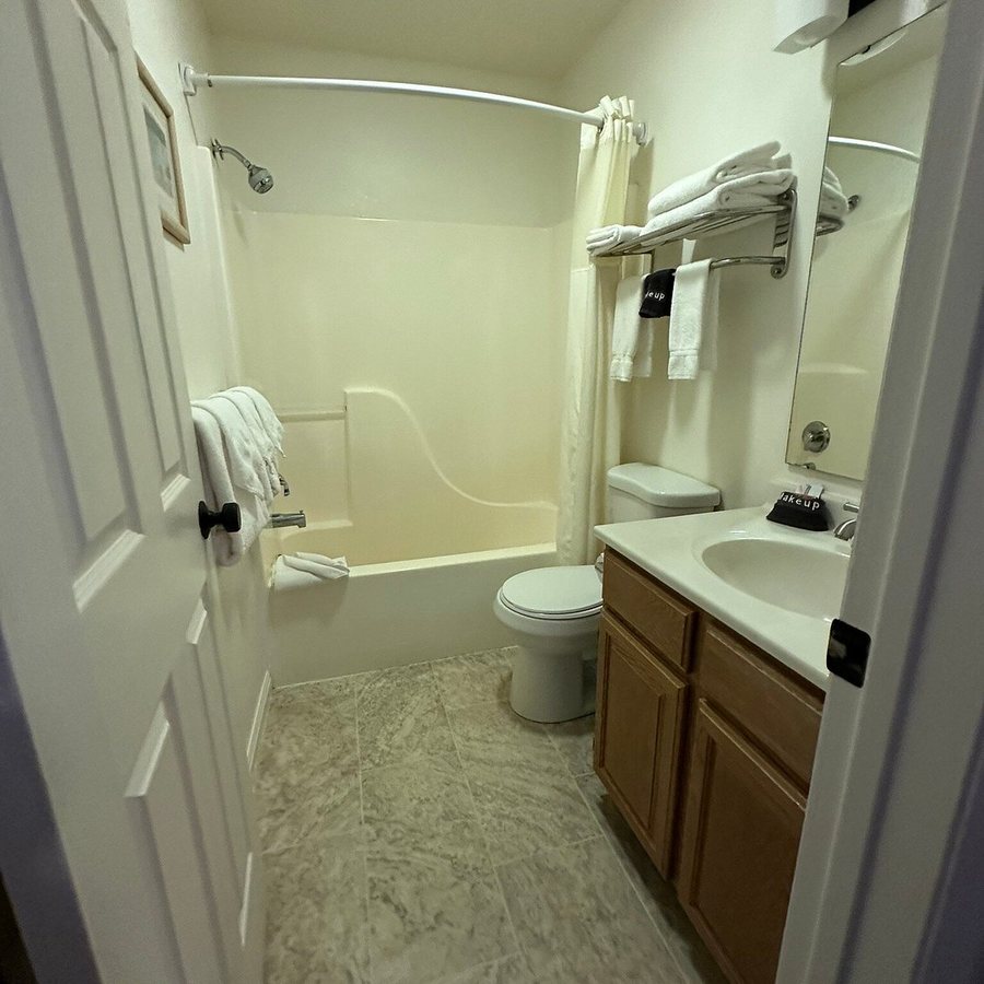 Chuck Wagon Lodge — Bathroom