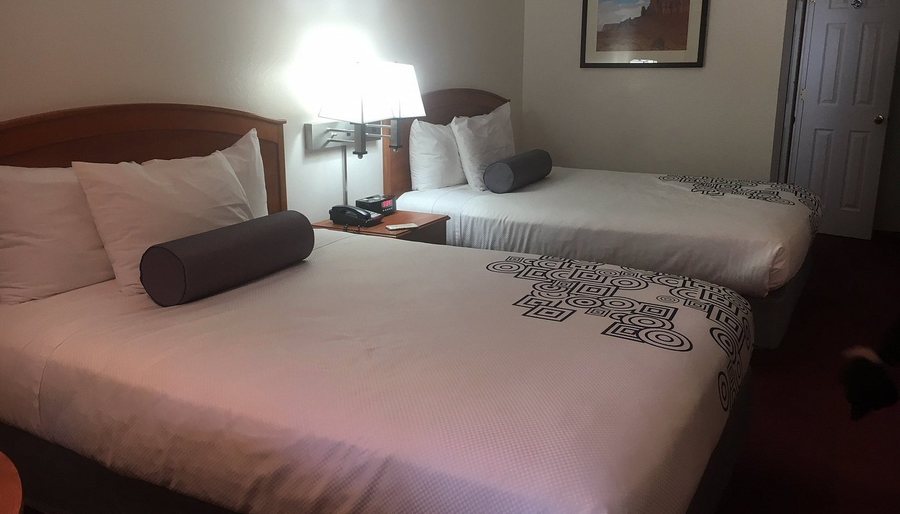 Chuck Wagon Lodge — Guest room