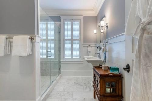 Church Street Inn Historic Charleston Ascend Collection Hotel — Bathroom