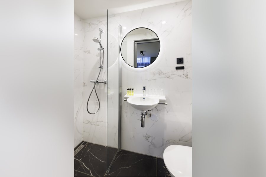 Ciao Papa Hotel Amsterdam Central Station — Bathroom