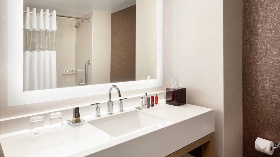 Cincinnati Marriott at RiverCenter — Bathroom