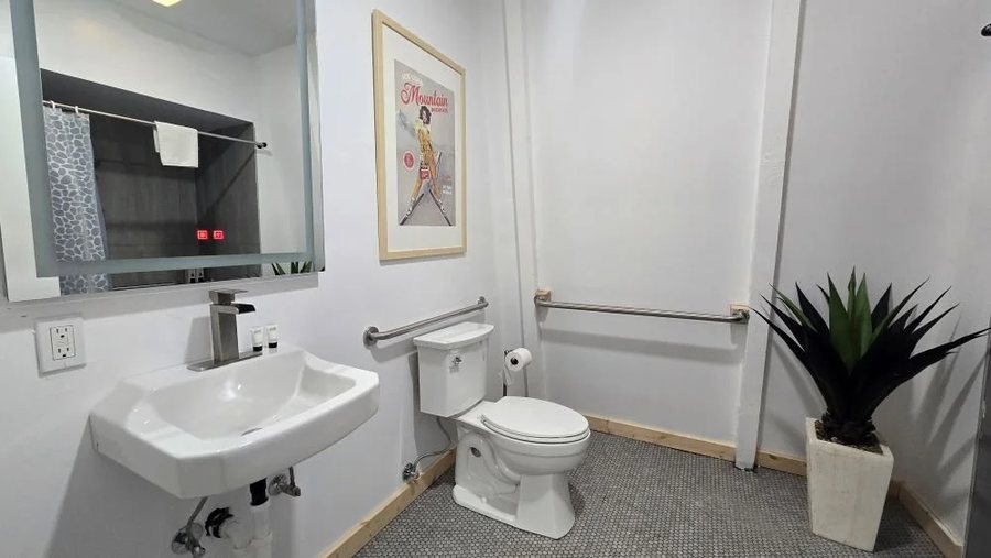 Cinnamon Bear Inn — Bathroom