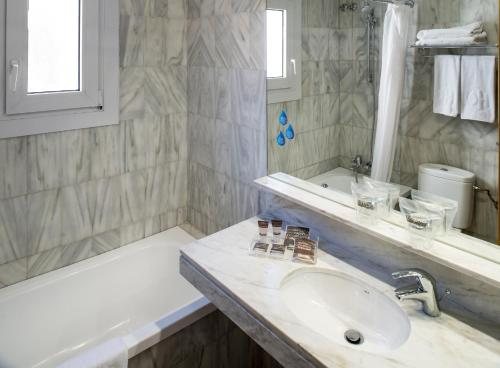 Circa 1905 b b Barcelona Catalonia — Bathroom