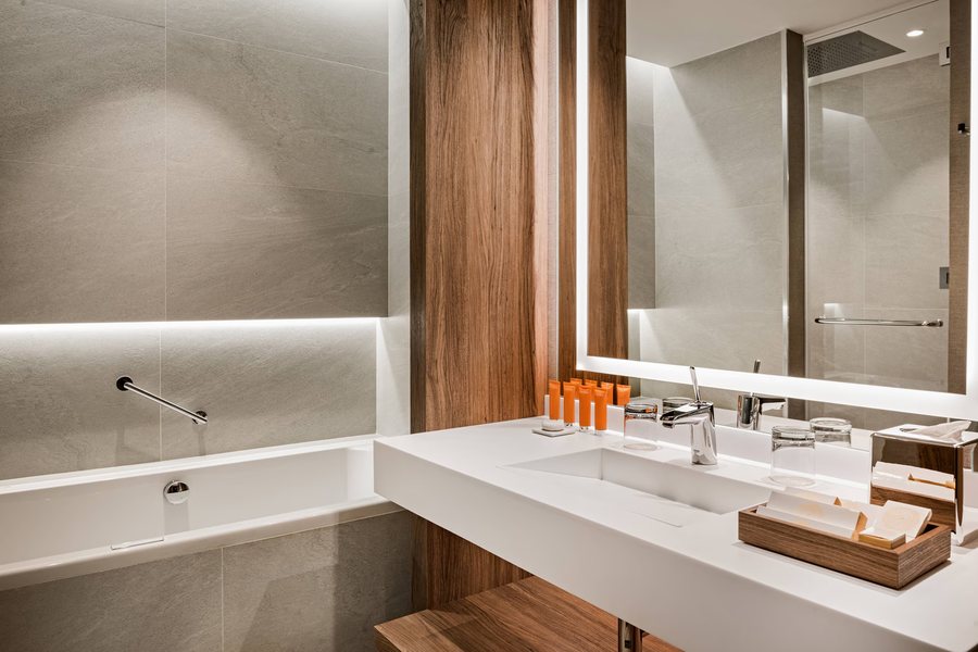 Circulo Gran Via Autograph Collection — Bathroom