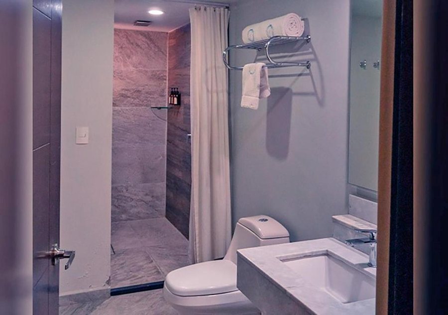 Circulo Mexicano — Bathroom