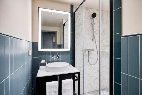 Citadines Canal Amsterdam — Bathroom