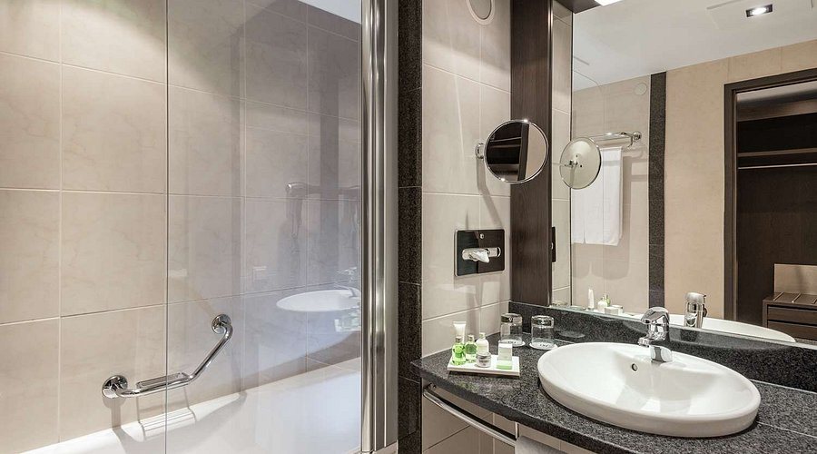 Citadines Danube Vienna — Bathroom