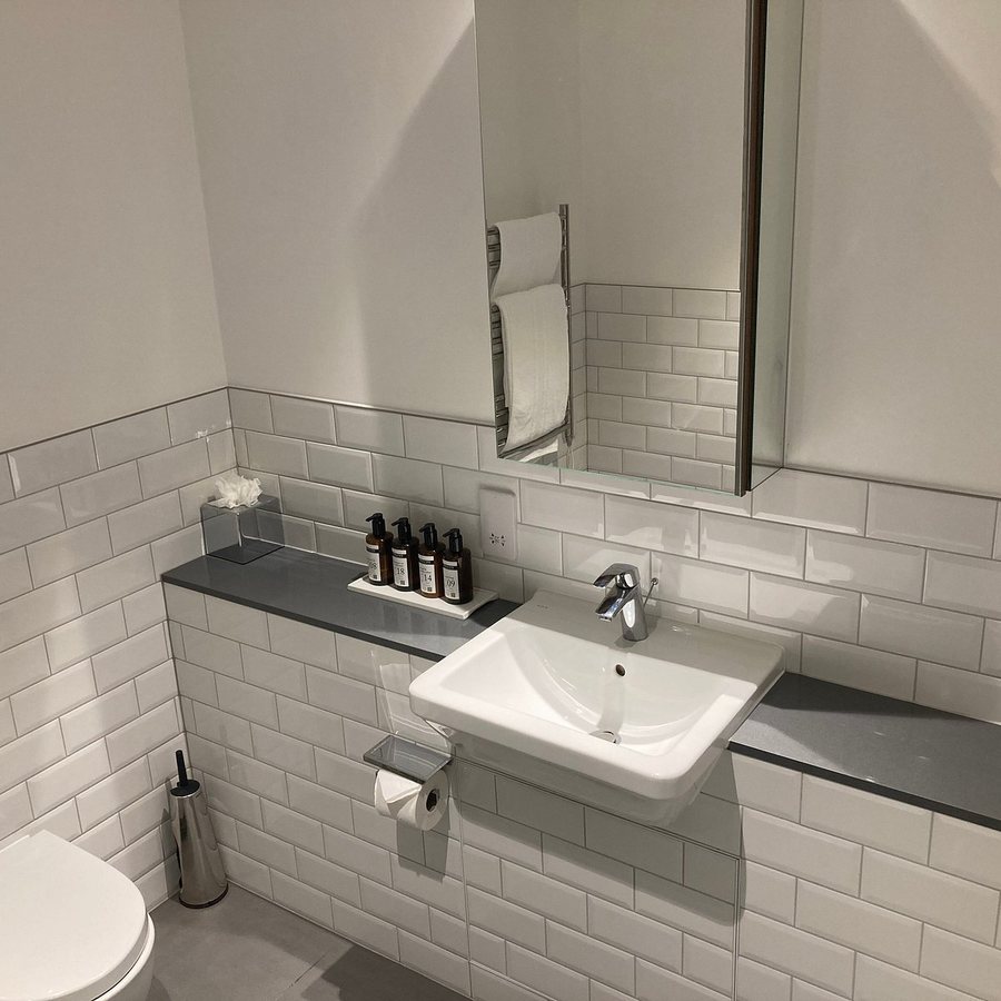 Citadines South Kensington London — Bathroom
