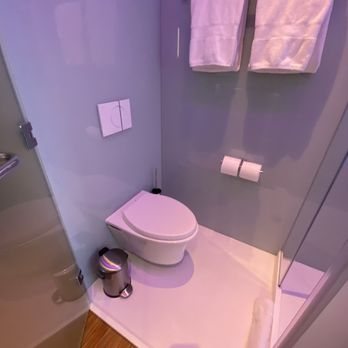 CitizenM Boston Back Bay — Bathroom