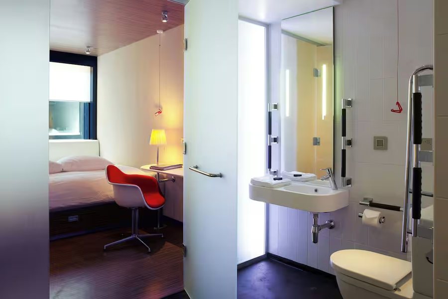 CitizenM London Shoreditch — Bathroom