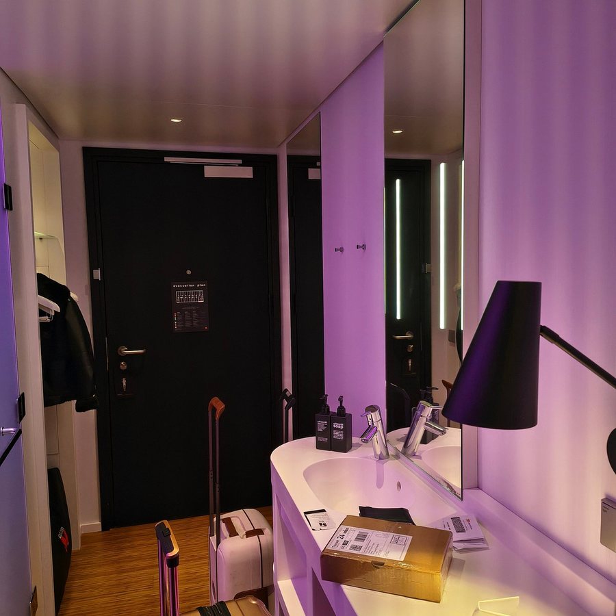 CitizenM London Victoria Station — Bathroom