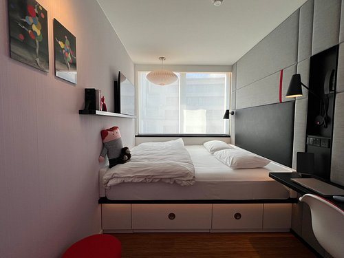 CitizenM London Victoria Station — Guest room