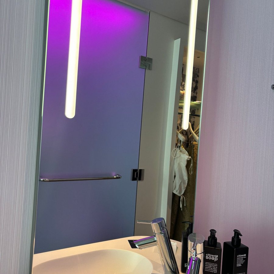 CitizenM Los Angeles Downtown — Bathroom