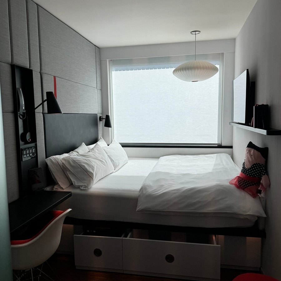 CitizenM Los Angeles Downtown — Guest room