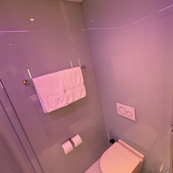 CitizenM Miami South Beach Miami Beach Florida — Bathroom