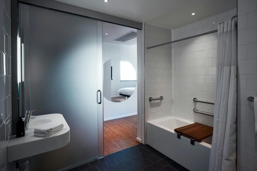 CitizenM San Francisco Union Square — Bathroom