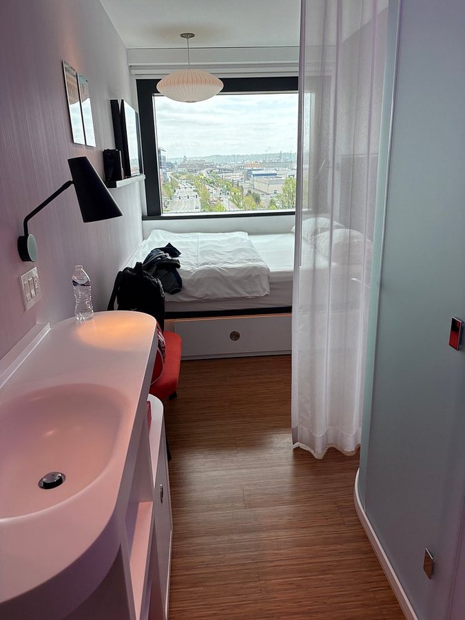 CitizenM Seattle South Lake — Bathroom